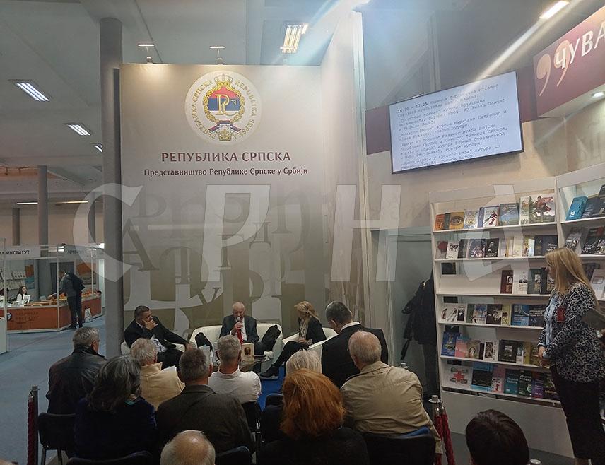 БЕОГРАД, 29. ОКТОБРА /СРНА/ - Матична библиотека Источно Сарајево представила је данас у Београду четири своја издања, међу којима и "Приче из болнице Главног штаба Војске Републике Српске у Сокоцу: болница поноса, надања и спаса" аутора Борише и Мире Стојановићa која говори о подвигу љекара те болнице који су спасили животе више од 25.000 пацијената и до краја остали вјерни Хипократовој заклетви.