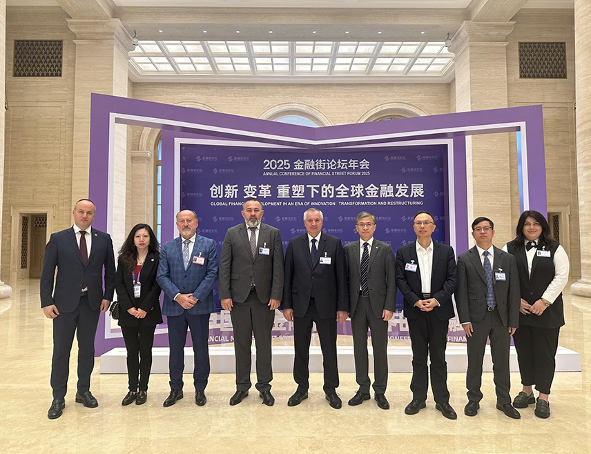 БАЊАЛУКА, 30. ОКТОБРА /СРНА/ - Делегација "Аутопутева Републике Српске" учествује у раду финансијског форума у Пекингу у оквиру којег је са водећом кинеском финансијском институцијом Ексим банком потписала меморандум о финансирању инфраструктурних пројеката на подручју Посавине у чијој реализацији учествују кинески партнери.