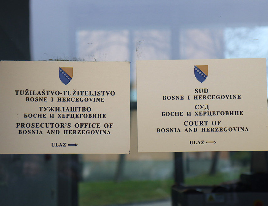 САРАЈЕВО, 30. ОКТОБРА /СРНА/ – Судско вијеће Суда БиХ утврдило је да је некадашњи командант 43. бригаде такозване АБиХ Рамиз Дураковић имао информације о злочину у којем је у селу код Чајнича убијена Српкиња и да није предузео никакве мјере, али је сматрало да се "циљ кажњавања може постићи блажом казном", па је осуђен на само три и по године затвора.