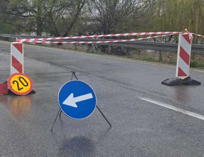 БЕРКОВИЋИ, 30. ОКTОБРА /СРНА/ - На дионици регионалног пута од мјеста До до Преворца у општини Берковићи због радова је обустављен саобраћај, саопштено је Полицијске управе Требиње.