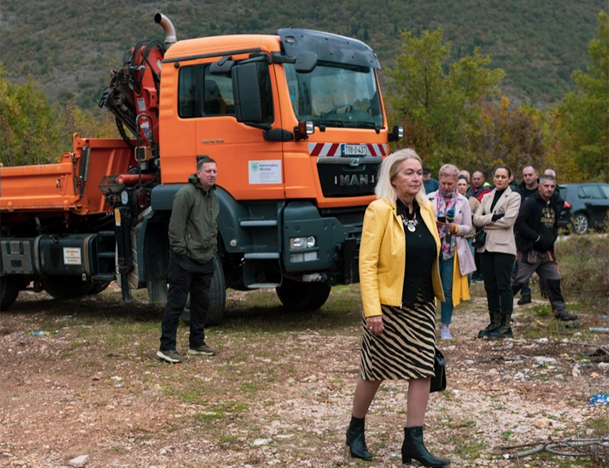 МОСTАР, 30. ОКTОБРА /СРНА/ - Мјештани мостарског насеља Кути јутрос су поново изашли пред багере како би спријечили крчење пута преко српске земље до каменолома који изнад насеља планира да отвори страни инвеститор.