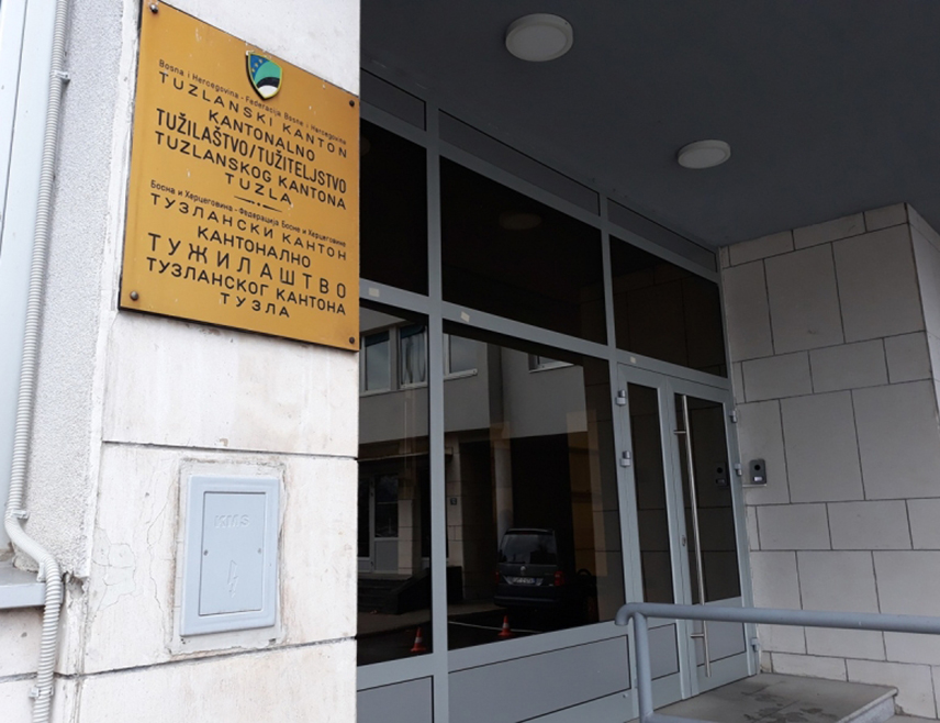 ТУЗЛА, 30. ОКТОБРА /СРНА/ - Осморица мушкараца, међу којима четири полицајца, осумњичени су да су двије малољетне дјевојчице од 16 година искориштавали за проституцију, али и сами користили њихове услуге, те су након криминалистичке обраде предати у надлежности Кантоналног тужилаштва у Тузли.