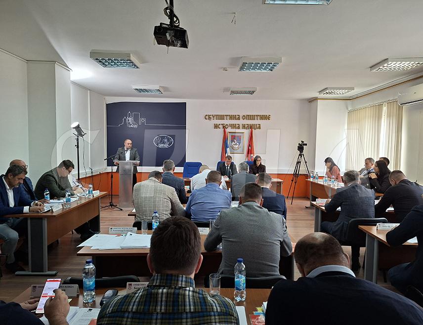 ИСТОЧНА ИЛИЏА, 30. ОКТОБРА /СРНА/ - Локална власт у Источној Илиџи одговорна је за рад Дома здравља, али не жели да расправља о томе, рекао је шеф Клуба одборника СНСД-а Небојша Шешлија након што су одборници анализирали информацију о стању у Дому здравља "Источно Сарајево" и Болници "Србија".