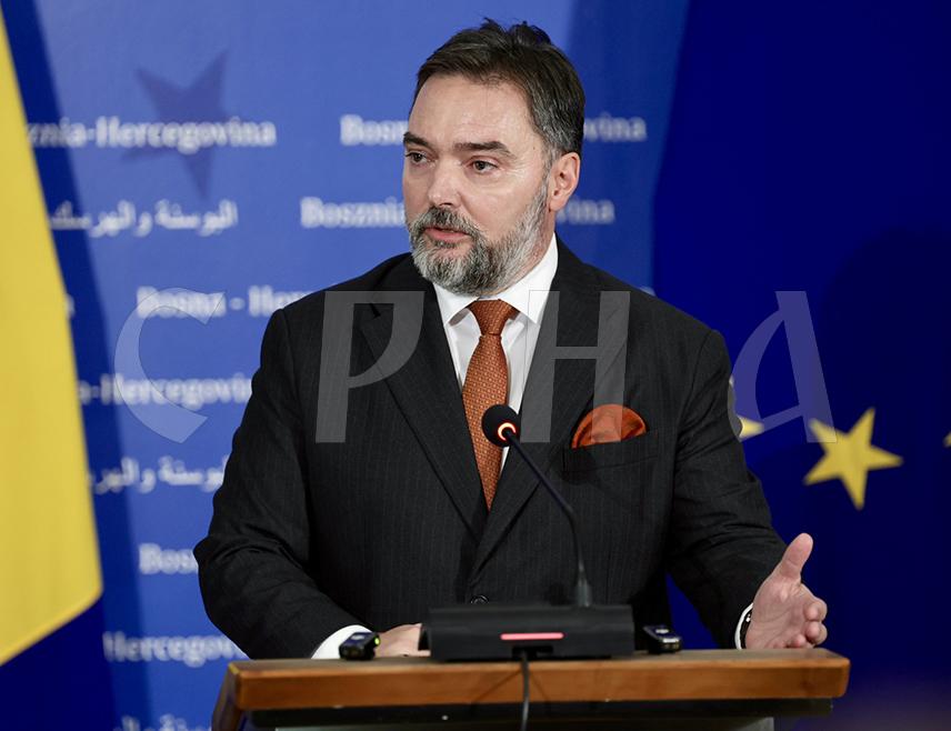 САРАЈЕВО, 30. ОКТОБРА /СРНА/ - Замјеник предсједавајуће Савјета министара Сташа Кошарац изјавио је да странке "тројке" не желе да на законит начин буде именован главни преговарач БиХ са ЕУ, те да покушавају да пронађу рјешење које није у складу са законом и Споразумом о стабилизацији и придруживању.