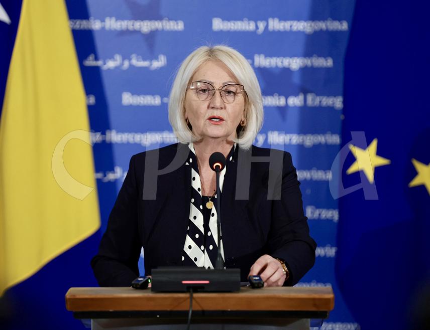 САРАЈЕВО, 30. ОКТОБРА /СРНА/ - Предсједавајућа Савјета министара Борјана Кришто саопштила је да је на данашњој сједници Савјет министара донио одлуку о формирању радне групе за припрему нацрта амандмана на Устав БиХ и нацрта Изборног закона БиХ.