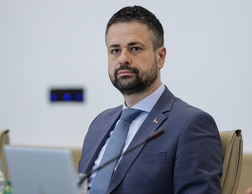 САРАЈЕВО, 30. ОКТОБРА /СРНА/ - Министар финансија и трезора у Савјету министара Срђан Амиџић изјавио је да се амандманима на приједлог буџета за ову годину које је усвојила Комисија за финансије и буџет настоји да буџет не буде усвојен и да радници остану без повећања плата и једнократне помоћи.