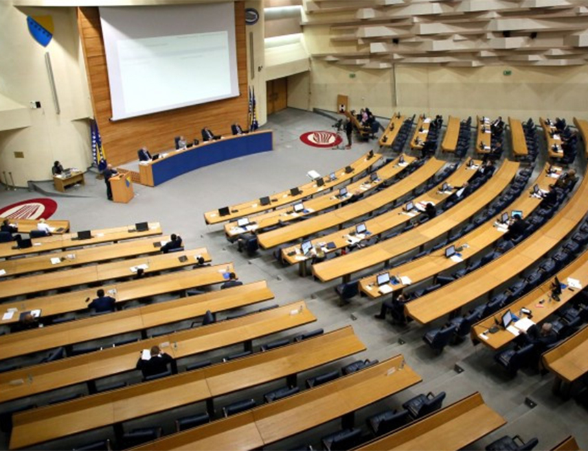 САРАЈЕВО, 30. ОКТОБРА /СРНА/ - Замјеник предсједавајућег Представничког дома Парламентарне скупштине БиХ Дарко Бабаљ на почетку данашње треће хитне сједнице овог дома дао је паузу од 30 минута, јер посланици нису добили материјале у вези са тачком дневног реда која се односи на формирање канцеларије главног преговарача са ЕУ и процедури именовања главног преговарача и његовог замјеника.