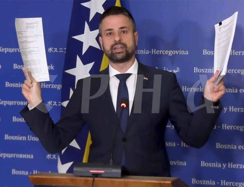 САРАЈЕВО, 30. ОКТОБРА /СРНА/ - Министар финансија и трезора у Савјету министара Срђан Амиџић изјавио је да партије из Федерације БиХ /ФБиХ/ сматрају да средства настала акумулацијом, јер није дошло до раста плата запосленим у институцијама БиХ, треба усмјерити БХРТ-у и установама културе, а не радницима.