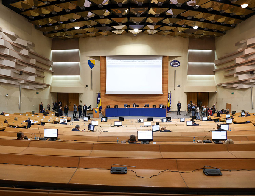 САРАЈЕВО, 30. ОКТОБРА /СРНА/ - Представнички дом Парламентарне скупштине БиХ усвојио је одлуку о формирању канцеларије и процедури именовања главног преговарача са ЕУ и његових замјеника, а гласању и расправи о томе нису присуствовали посланици СНСД-а и Српског клуба.