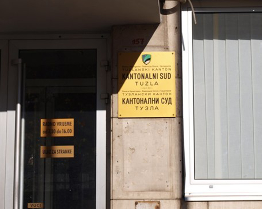 ТУЗЛА, 31. ОКТОБРА /СРНА/ - Кантоналном суду у Тузли предложено је одређивање притвора за осам особа осумњичених да су искориштавали двије дјевојчице у сврху проституције, међу којима су и четири службеника Управе полиције МУП-а Тузланског кантона, саопштено је данас из Кантоналног тужилаштва Тузла.