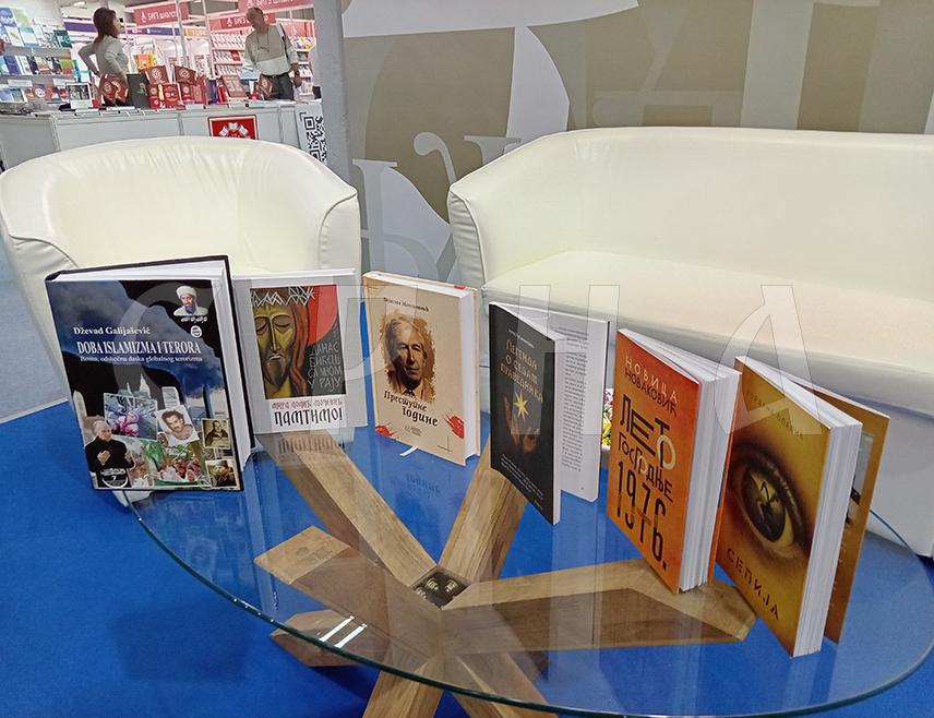 БЕОГРАД, 31. ОКТОБРА /СРНА/ - "Службеном гласнику Републике Српске" за издање "Доба исламизма и терора–Босна, одскочна даска глобалног тероризма" аутора Џевада Галијашевића припала је Повеља успјеха коју Представништво Српске у Србији додјељује издавачу најтраженије књиге из Српске на Међународном сајму књига у Београду.