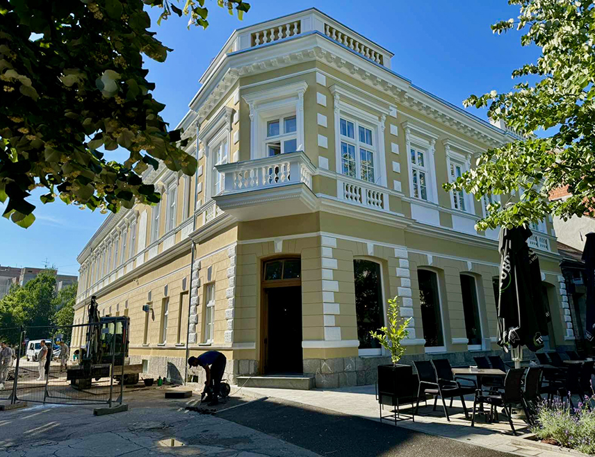 БАЊАЛУКА, 31. ОКТОБРА /СРНА/ - Потпредсједник Владе Републике Српске Ален Шеранић и министар просвјете и културе Боривоје Голубовић вечерас ће присуствовати умјетничком програму у Кући Милановића у Бањалуци.