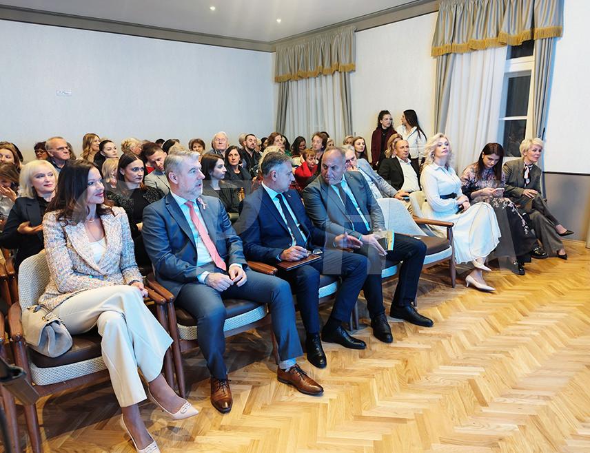 БАЊАЛУКА, 31. ОКТОБРА /СРНА/ - У Кући Милановића у Бањалуци вечерас је одржан умјетнички програм током којег су потпредсједнику Владе Републике Српске Алену Шеранићу и министру просвјете и културе Боривоју Голубовићу уручене захвалнице.