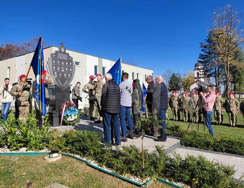 БАЊАЛУКА, 1. НОВЕМБРА /СРНА/ - У Центру за обуку у Залужанима код Бањалуке обиљежене су 33 године од оснивања Шестог одреда Специјалне бригаде полиције Министарства унутрашњих послова кроз коју је прошло 511 припадника.