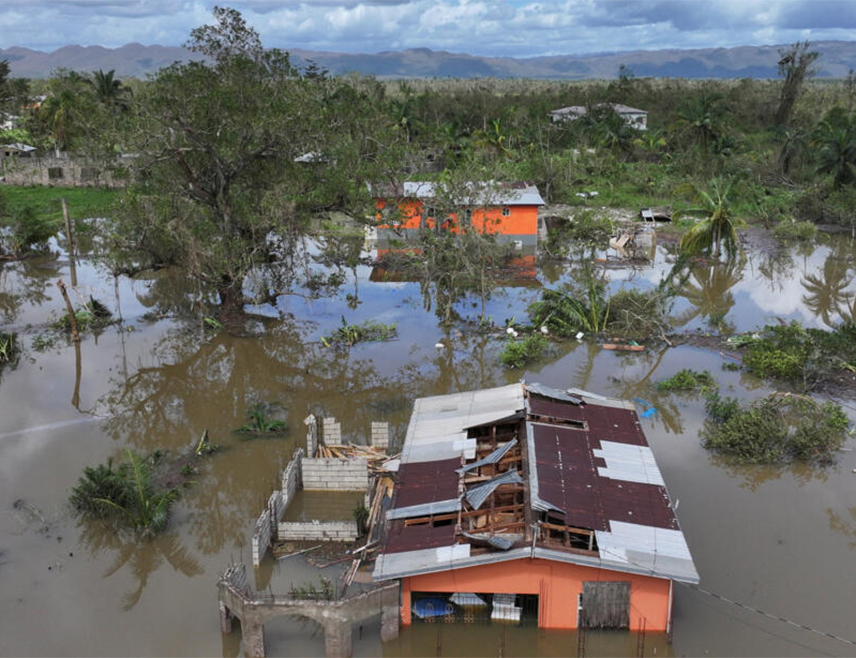 ХАВАНА, 1. НОВЕМБРА /СРНА/ - Ураган "Мелиса" коначно напушта подручје Кариба након што је током претходних дана на Јамајци, Хаитију и Куби изазвао разарање у којем је погинуло око 50 људи.