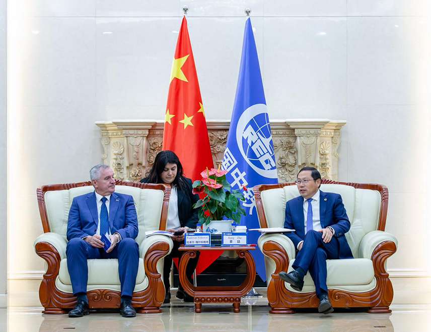 ПЕКИНГ, 1. НОВЕМБРА /СРНА/ - Вршилац дужности директора Јавног предузећа "Аутопутеви Републике Српске" Радован Вишковић разговарао је у Пекингу са руководством кинеске међународне жељезничке компаније /China Railway International/ о будућем пројекту изградње ауто-пута Београд-Бања Лука, посебно дионице Бијељина-Брчко.