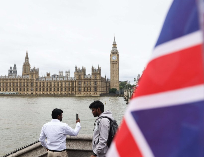 БИЈЕЉИНА, 1. НОВЕМБРА /СРНА/ - Мигранти и насиље које врше у Великој Британији унијели су атмосферу великог страха и подјеле у британском друштву, очајно становништо све гласније тражи помоћ из страха за безбједност.