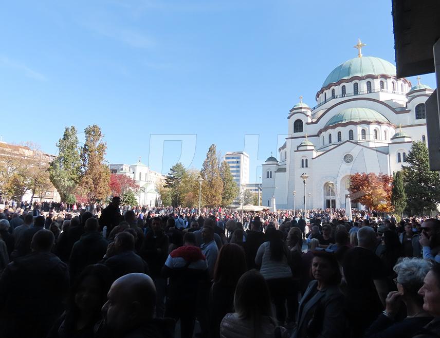 БЕОГРАД, 1. НОВЕМБРА /СРНА/ - Његова светост патријарх српски Порфирије служио је у Београду парастос за 16 људи који су погинули 1. новембра прошле године у паду надстрешнице на Жељезничкој станици у Новом Саду, као и за све преминуле православне хришћане поводом Митровских задушница.