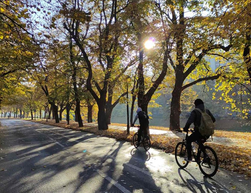 САРАЈЕВО, 1. НОВЕМБРА /СРНА/ - У Републици Српској и Федерацији БиХ /ФБиХ/и сутра ће бити топло и сунчано вријеме, са температуром ваздуха до 25 степени Целзијусових.