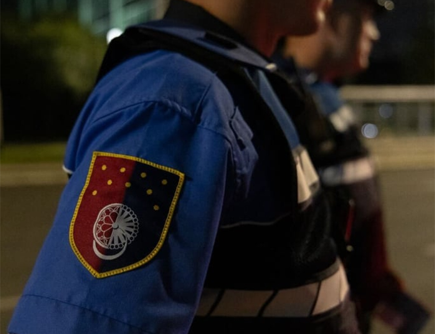 САРАЈЕВО, 2. НОВЕМБРА /СРНА/ - Два полицајца ухапшена су у Кантону Сарајево, од који се један терети за полно узнемиравање, а други за полну злоупотреба дјетета старијег од 15 година.