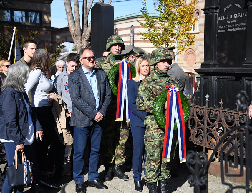 БЕОГРАД, 2. НОВЕМБРА /СРНА/ - Министар за рад, запошљавање, борачка и социјална питања Србије Милица Ђурђевић Стаменковски најавила је данас да ће ускоро бити откривен споменик четничком војводи Војиславу Танкосићу на мјесту његове погибије.