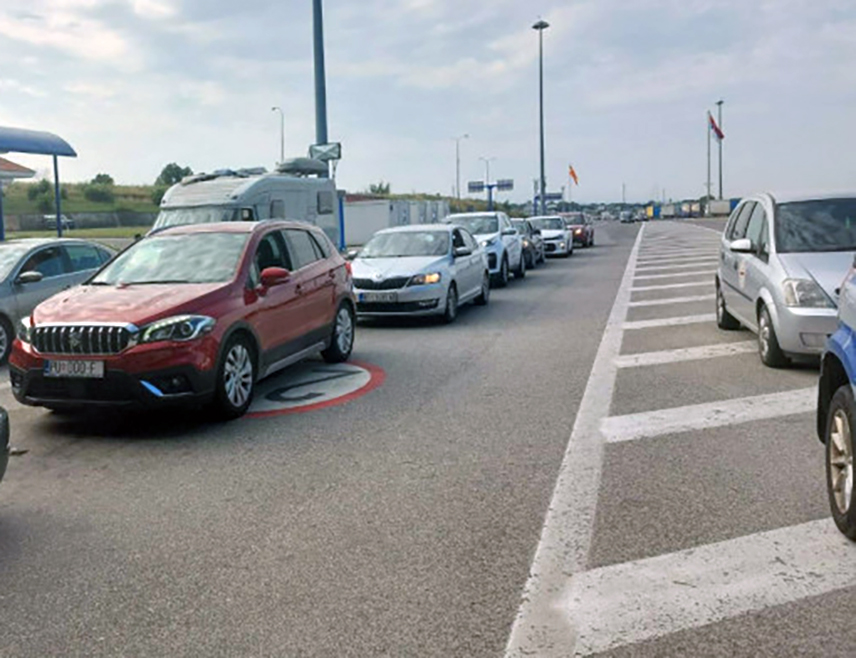 БИЈЕЉИНА, 2. НОВЕМБРА /СРНА/ - Саобраћај је данас појачан на граничним прелазима Градина, Козарска Дубица, Костајница, Велика Кладуша, Орашје и Изачић према Хрватској, те Каракај и Рача ка Србији, саопштено је из Ауто-мото савеза /АМС/ Републике Српске.