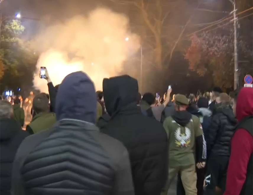 БЕОГРАД, 2. НОВЕМБРА /СРНА/ - Један полицајац повријеђен је, а један шатор је запаљен у нападу блокадера на камп грађана у Пионирском парку, такозваном Ћациленду, саопштио је МУП Србије.