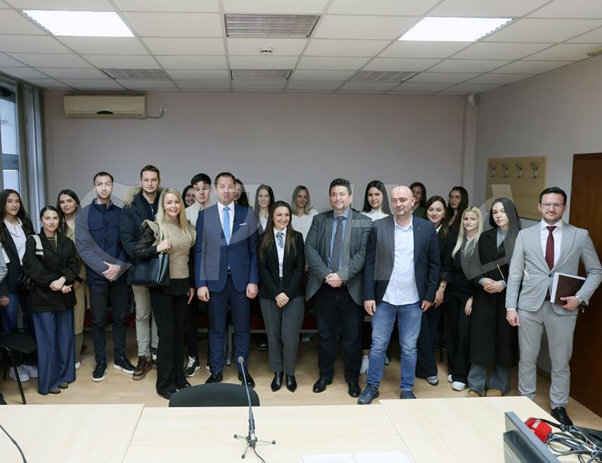 БАЊАЛУКА, 3. НОВЕМБРА /СРНА/ - Mинистар правде Републике Српске Горан Селак изјавио је, поводом почетка студијске праксе у Основном суду у Бањалуци, да је повезивање теоријског знања са практичним искуством веома значајно.