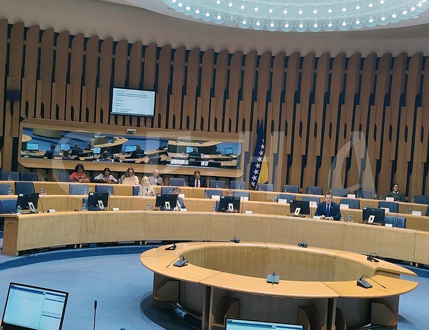 САРАЈЕВО, 3. НОВЕМБРА /СРНА/ - Предсједавајући Дома народа Парламентарне скупштине БиХ Кемал Адемовић изјавио је да није успио да обезбиједи кворум ни након получасовне паузе, те је констатовао да, будући да није отворен данашњи наставак сједнице започете у априлу, не може ни да је закључи.