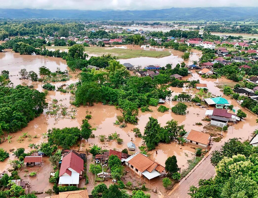 ХАНОЈ, 3. НОВЕМБРА /СРНА - РИА Новости/ - Број погинулих у поплавама усљед обилних падавина у граду Хуе у Вијетнаму порастао је на 42, јавила је државна новинска интернет страница "Вијетнам њуз".