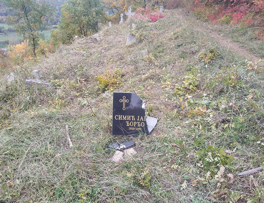 КАКАЊ, 3. НОВЕМБРА /СРНА/ - Полиција у Зеничко-добојском кантону и даље трага за лицем које је оштетило надгробни споменик Јанка Симића на православном гробљу у какањском селу Горњи Тичићи, иако јој је овај вандалски чин пријављен још 14. октобра.