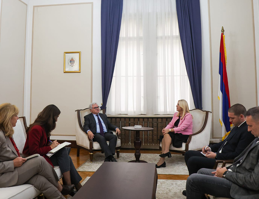 САРАЈЕВО, 3. НОВЕМБРА /СРНА/ - Српски члан Предсједништва БиХ Жељка Цвијановић истакла je данас на састанку са новоименованим амбасадором Њемачке у БиХ Алфредом Гранасом да је крајње вријеме да се у БиХ оконча ера страног интервенционизма и да пуну одговорност за све процесе преузму домаће институције и демократски изабрани представници народа.