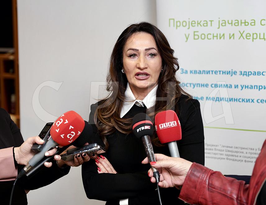 СОКОЛАЦ, 3. НОВЕМБРА /СРНА/ - Начелници општина Пале, Соколац, Хан Пијесак и Власеница потписали су споразуме са директорима домова здравља и центрима за социјални рад из ових локалних заједница о наставку сарадње за унапређење пружања услуга сестринства у заједници.