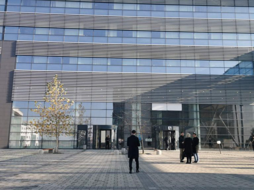 БЕОГРАД, 4. НОВЕМБРА /СРНА/ - У Основном суду у Приштини данас је испитивањем двојице свједока тужилаштва настављено суђење Срђану Лазовићу из Лепосавића, оптуженом за наводни ратни злочин против цивилног становништва у околини Малишева током 1998. године.