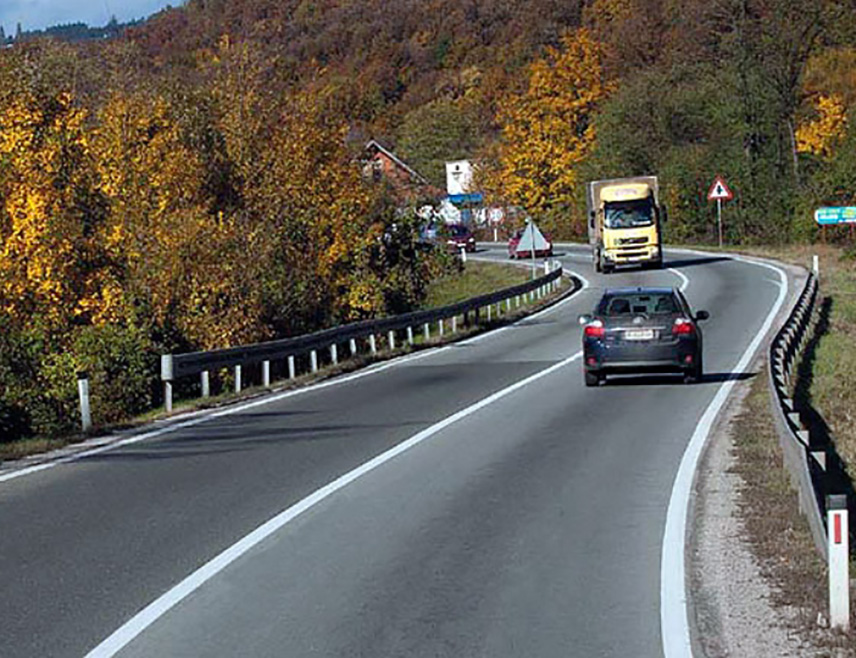 БИЈЕЉИНА, 4. НОВЕМБРА /СРНА/ - На већини путева у Републици Српској и Федерацији БиХ /ФБиХ/ јутрос се саобраћа редовно, а возачи се упозоравају на смањењу видљивост у котлинама и преко планинских предјела, као и на мјестимично клизаве коловозе, саопштено је из Ауто-мото савеза /АМС/ Српске.