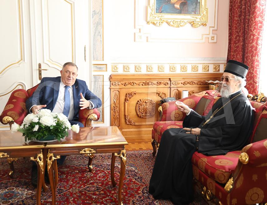 БАЊАЛУКА, 4. НОВЕМБРА /СРНА/ - Предсједник Милорад Додик састао се у Бањалуци са Његовим високопреосвештенством митрополитом бањалучким Јефремом.