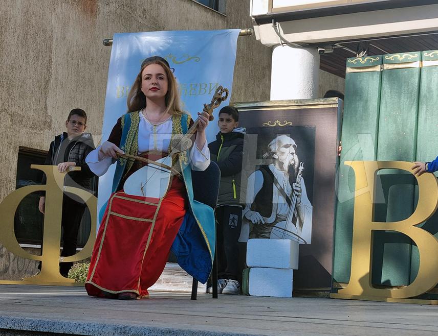 БИЈЕЉИНА, 4. НОВЕМБРА /СРНА/ - Манифестација у част једног од најпознатијих српских гуслара и твораца српских народних пјесама Филипа Вишњића почела је данас у Бијељини традиционалним подизањем заставе "Вишњићевих дана" испред Народне библиотеке која носи његово име.