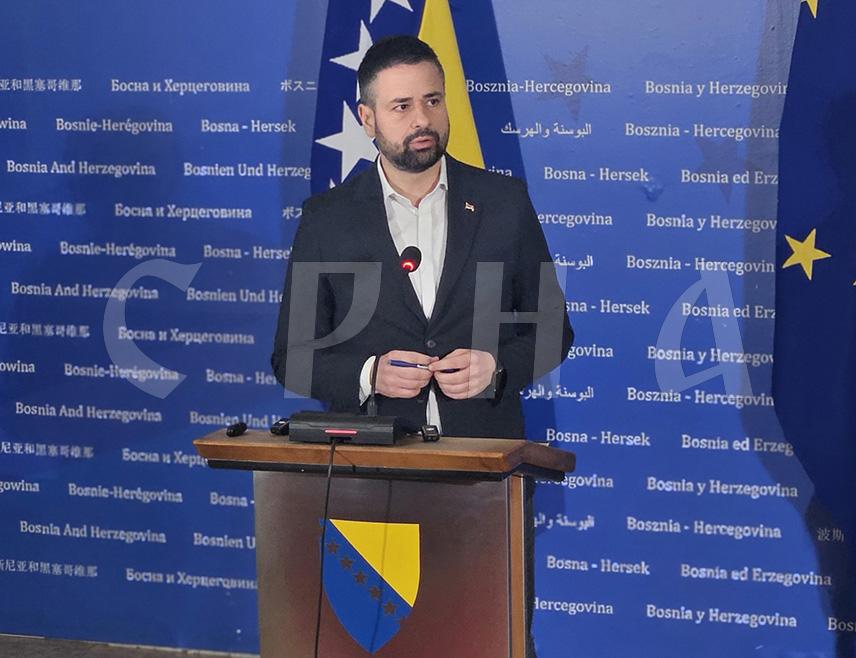 САРАЈЕВО, 4. НОВЕМБРА /СРНА/ – Министар финансија и трезора у Савјету министара Срђан Амиџић изјавио је да је у БиХ јасно дефинисано чије је надлежност избор главног преговарача са ЕУ, али да представници "тројке" тај процес покушавају да политизују.