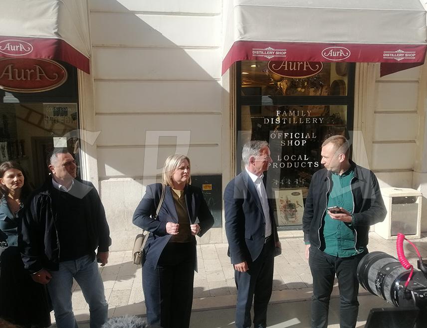 СПЛИT, 4. НОВЕМБРА /СРНА/ - Инцидент у Сплиту јасно је показао да је у Хрватској дозвољено узвикивати "За дом спремни!", али да смета када припадници српске националне мањине одржавају своје културне догађаје, рекла је посланик Самосталне демократске срспке странке /СДСС/ у Хрватском сабору Ања Шимпрага.