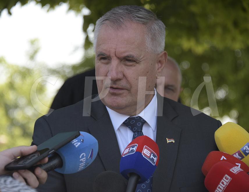 БАЊАЛУКА, 4. НОВЕМБРА /СРНА/ - Бивши премијер Републике Српске Радован Вишковић изјавио је Срни да одлука Тужилаштва БиХ о обустави поступак против њега, предсједника Милорада Додика и предсједника Народне скупштине Ненада Стевандића потврђује да се поступци не могу водити без доказа и на основу политичких одлука, притисака или нечијих жеља.