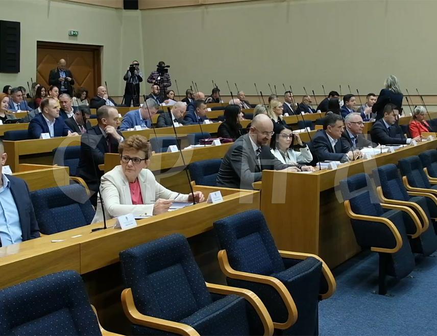 БАЊАЛУКА, 4. НОВЕМБРА /СРНА/ - Шеф Клуба посланика СНСД-а у Народној скупштини Републике Српске Срђан Мазалица рекао је да ће измјене Закона о развоју малих и средњих предузећа допринијети да се флексибилније доносе одлуке о подстицајима за таква предузећа.