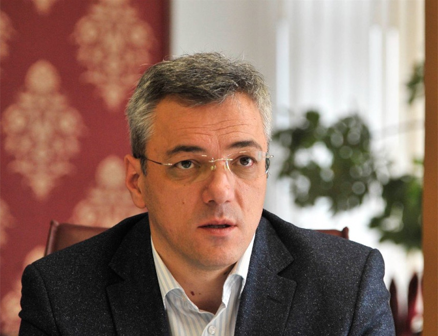 САРАЈЕВО, 4. НОВЕМБРА /СРНА/ - Правник Огњен Тадић констатовао је да су одлуком по апелацијама предсједника Милорада Додика чланови крњег састава Уставног суда БиХ пропустили важну прилику да дођу себи, тј. држави и Уставу који су дужни да подржавају, те да ће правна борба бити интернационализована наставком процеса пред Европским судом за људска права.