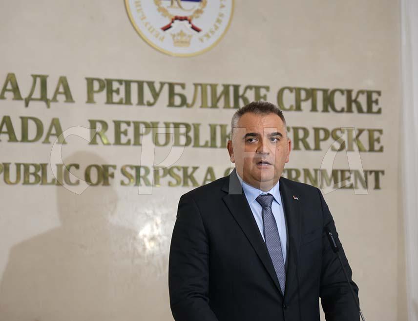 БАЊАЛУКА, 4. НОВЕМБРА /СРНА/ - Предсједник Владе Републике Српске Саво Минић изјавио је да је данашњом одлуком крњег Уставног суда БиХ закуцан задњи ексер у мртвачки сандук правосуђа БиХ, али да се нада да постоје више међународоне инстанце које ће исправити политички прогон према легитимном предсједнику Милораду Додику.