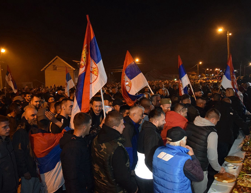 БЕОГРАД, 4. НОВЕМБРА /СРНА/ - Више хиљада људи дочекало је у београдском насељу Мељак групу Срба са Космета који већ седми дан пјешаче ка Новом Саду на велики народни скуп против блокада и оне који су им се успут придружили.