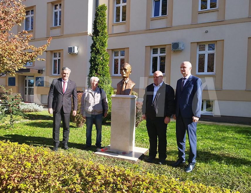 БАЊАЛУКА, 5. НОВЕМБРА /СРНА/ - Министар за научнотехнолошки развој и високо образовање Републике Српске Синиша Каран и ректор Универзитета у Бањалуци Радослав Гајанин открили су данас бисту првом ректору Универзитета Драгомиру Малићу.