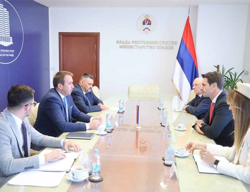 БАЊАЛУКА, 5. НОВЕМБРА /СРНА/ - Министар правде Републике Српске Горан Селак и федерални министар правде Ведран Шкобић разговарали су данас о унапређењу сарадње са посебним акцентом на развијању процедура и законских механизама који би допринијели ефикаснијем раду правосудних институција и бољој размјени информација у областима од заједничког интереса.