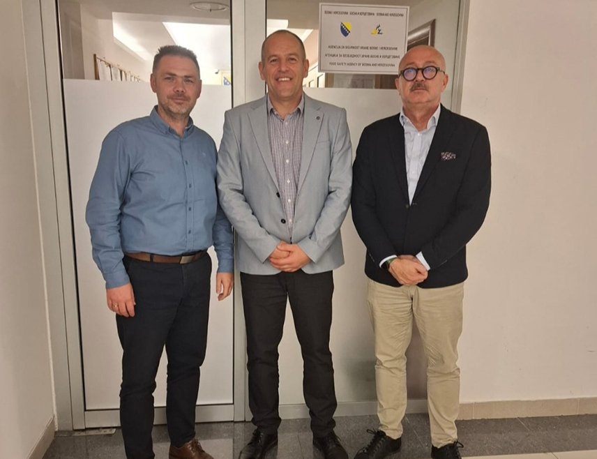 МОСТАР, 5. НОВЕМБРА /СРНА/ - Главни републички пољопривреди инспектор Слободан Матаруга и директор Агенције за безбједност хране БиХ Санин Танковић разговарали су у Мостару о унапређењу система контроле хране.