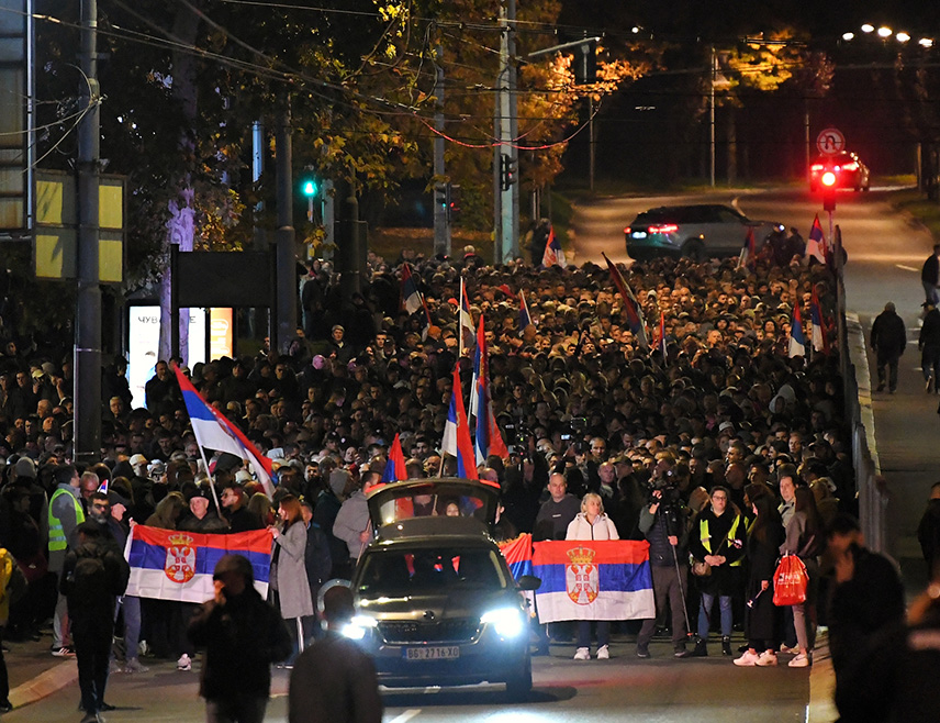 БЕОГРАД, 5. НОВЕМБРА /СРНА/ - Са дочека Срба са Косова и Метохије испред Скупштине Србије у Београду, гдје се окупило неколико дестина хиљада грађана, послата је порука заједништва, помирења и јединства српског народа, као и подршке српском народу на Косову и Метохији.