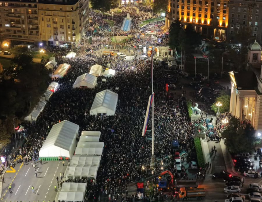 БЕОГРАД, 5. НОВЕМБРА /СРНА/ - Предсједник Србије Александар Вучић поручио је поводом вечерашњег масовног скупа и дочека Срба који су пјешке са Космета дошли у Београд да је поносан на Србију.