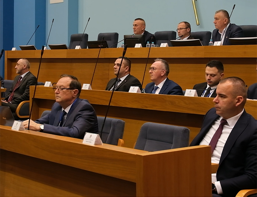 БАЊАЛУКА, 6. НОВЕМБРА /СРНА/ - Сједница Народне скупштине Републике Српске биће настављена данас расправом о извјештају Фискалног савјета и Главне службе за ревизију јавног сектора Републике Српске за прошлу годину.